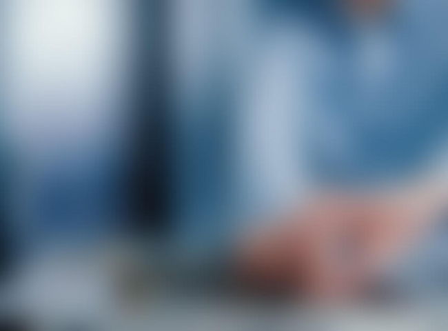 Hände, die eine Komponente einen PC einbauen