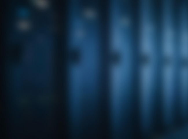 Serverraum mit mehreren Server-Schränken