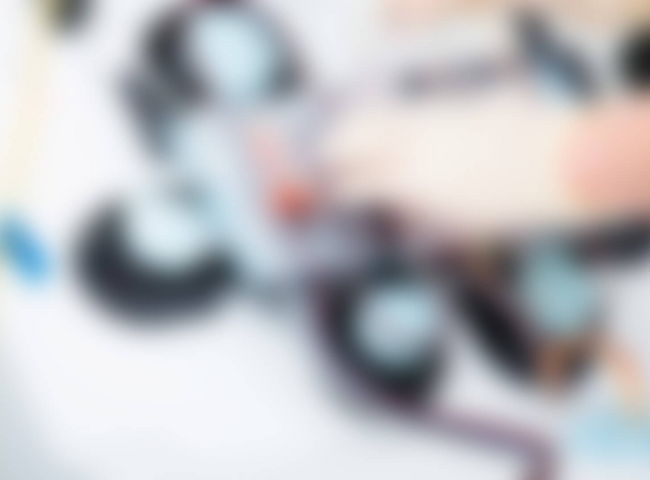 2 Hände bedienen ein Medizinisches Gerät zur Blutreinigung